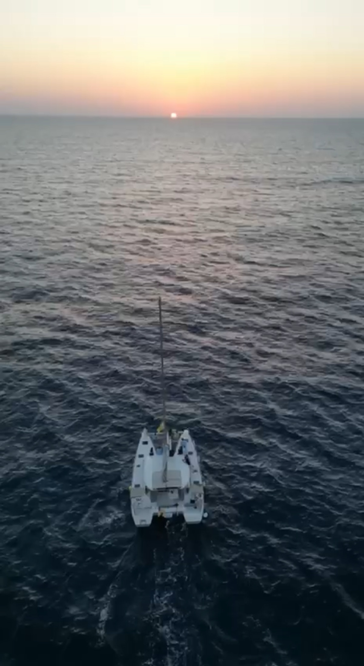 Закат над катамараном в Эгейском море